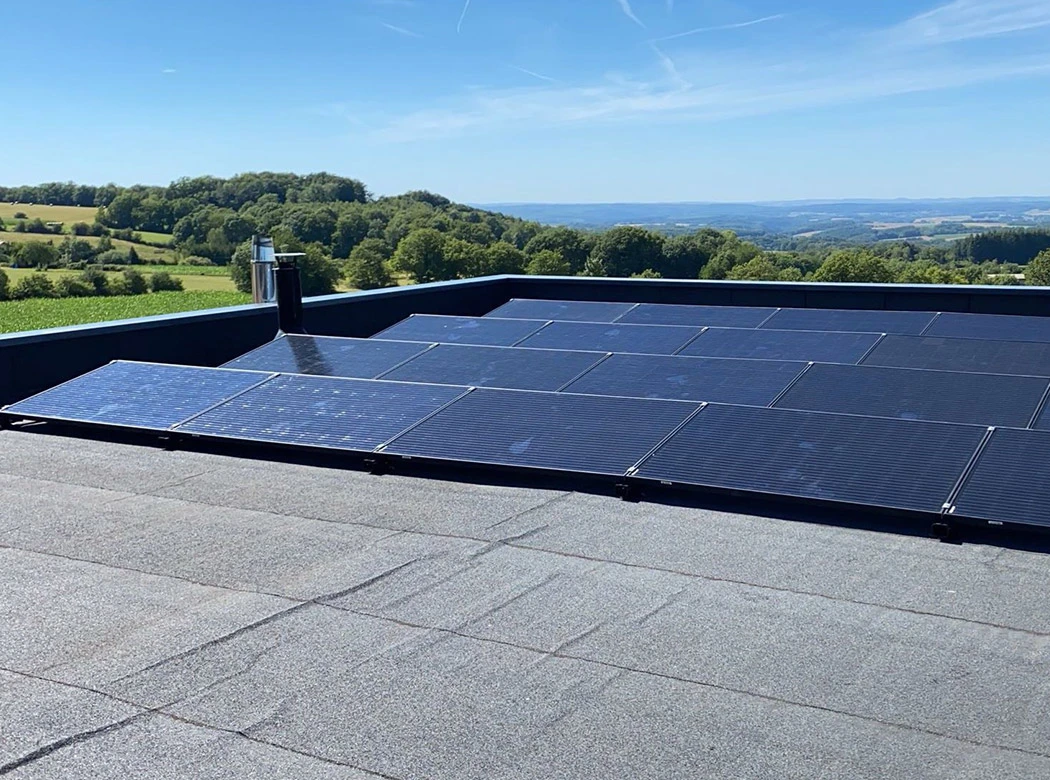 Installation de panneaux solaires par les équipes de GVN