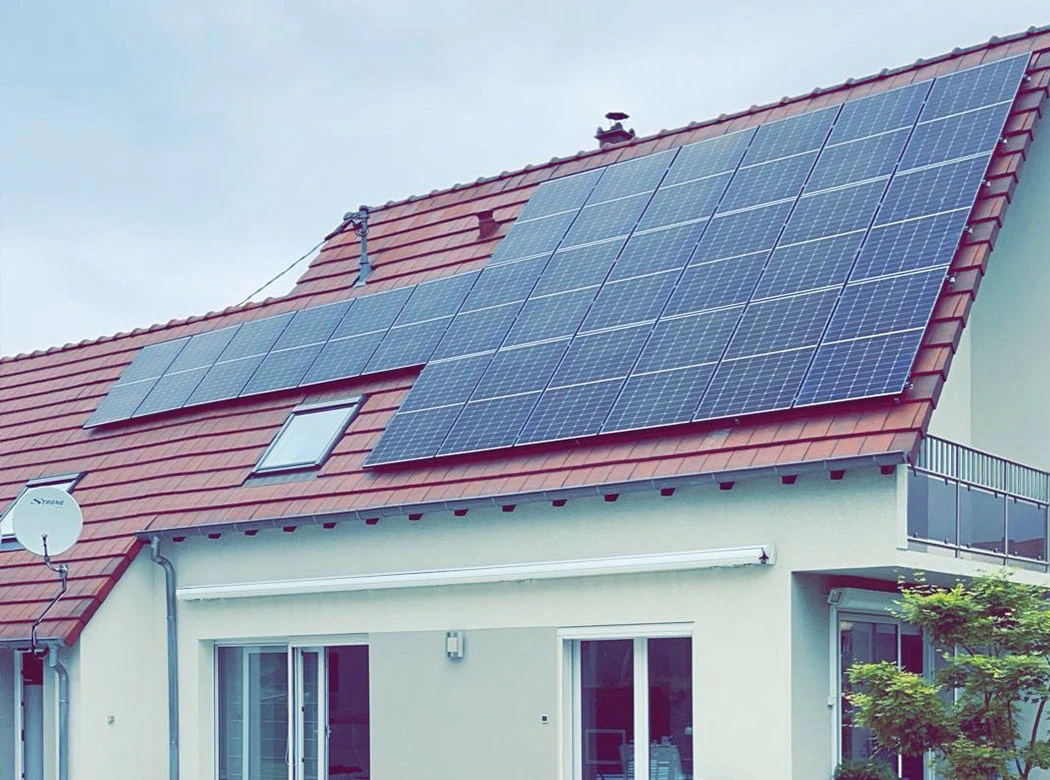 Installation de panneaux solaires par les équipes de GVN