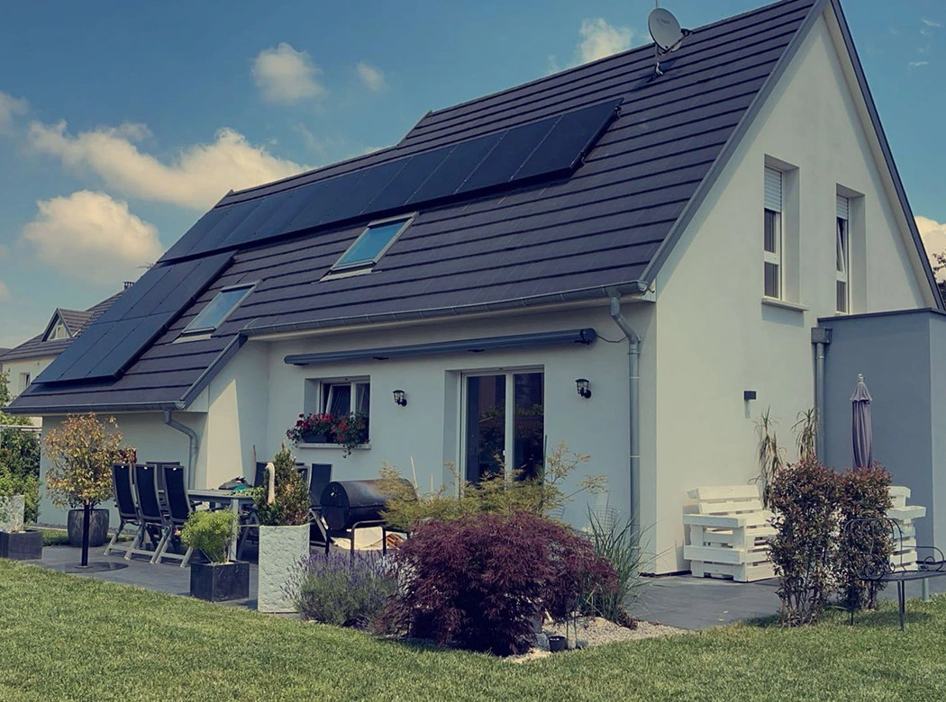 Installation de panneaux solaires par les équipes de GVN