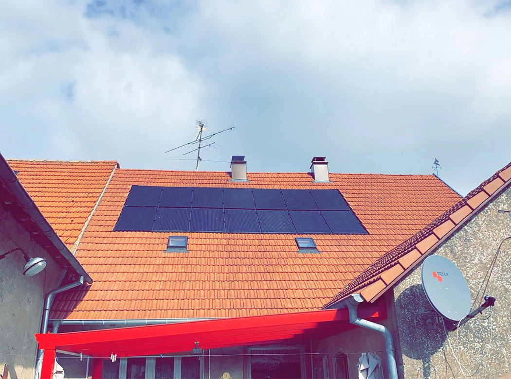Installation de panneaux solaires par les équipes de GVN