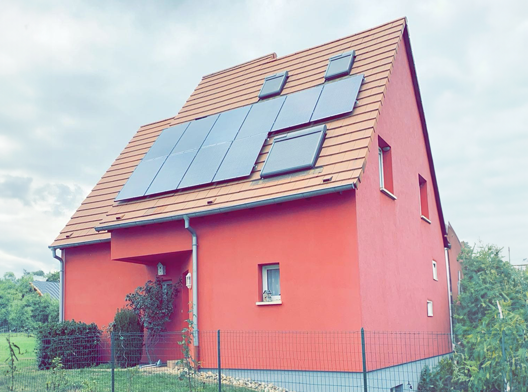 Installation de panneaux solaires par les équipes de GVN