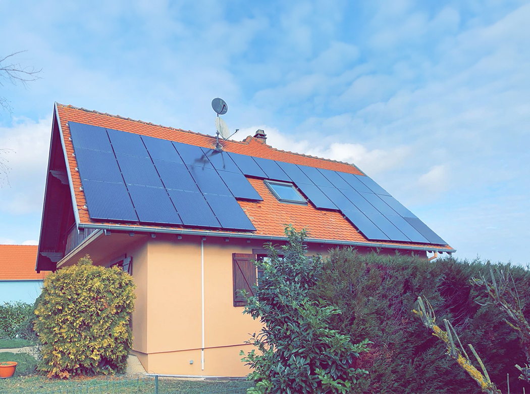 Installation de panneaux solaires par les équipes de GVN