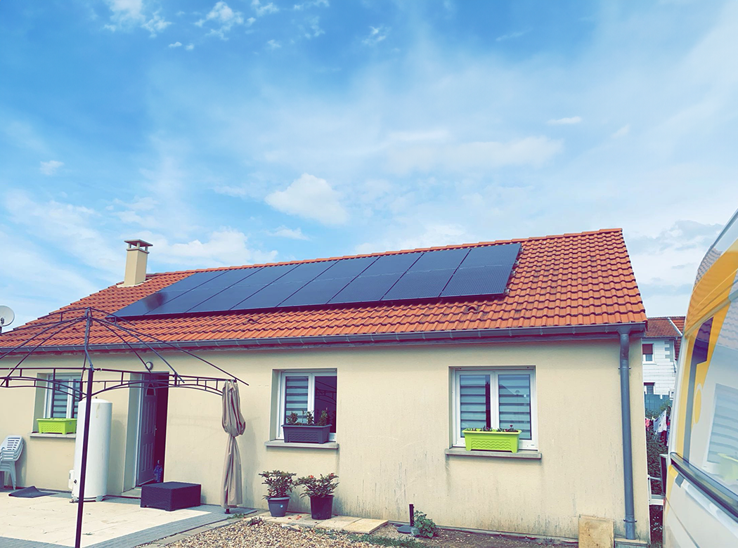 Installation de panneaux solaires par les équipes de GVN
