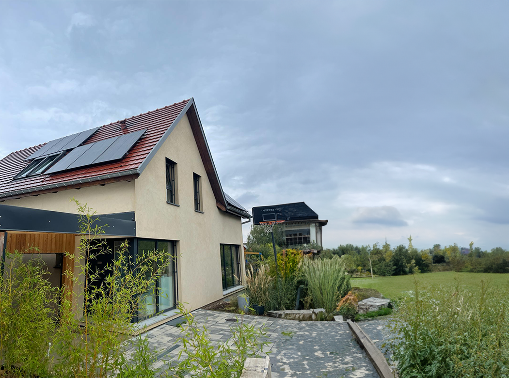 Installation de panneaux solaires par les équipes de GVN
