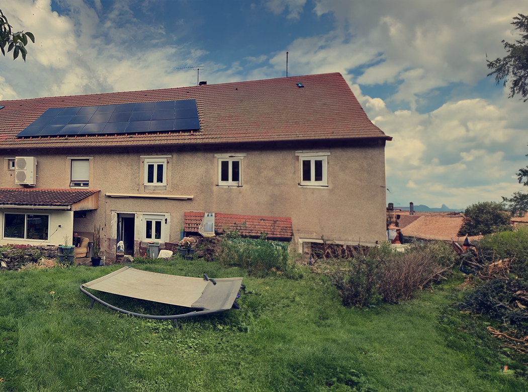 Installation de panneaux solaires par les équipes de GVN