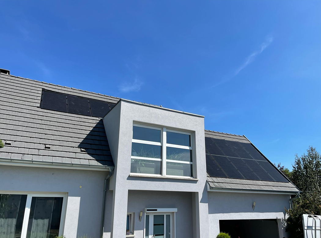 Installation de panneaux solaires par les équipes de GVN
