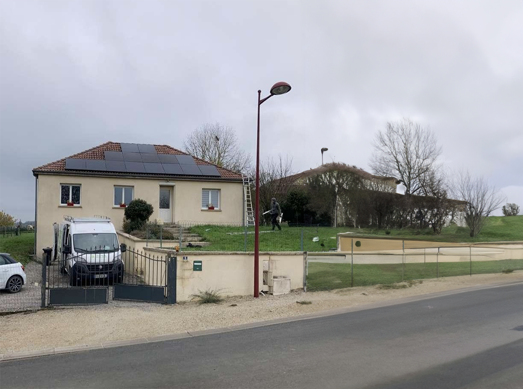 Installation de panneaux solaires par les équipes de GVN