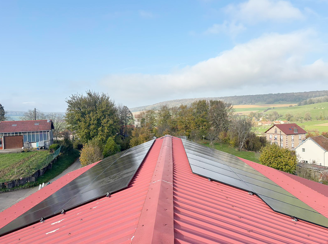 Installation de panneaux solaires par les équipes de GVN