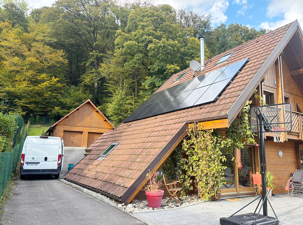 Installation de panneaux solaires par les équipes de GVN