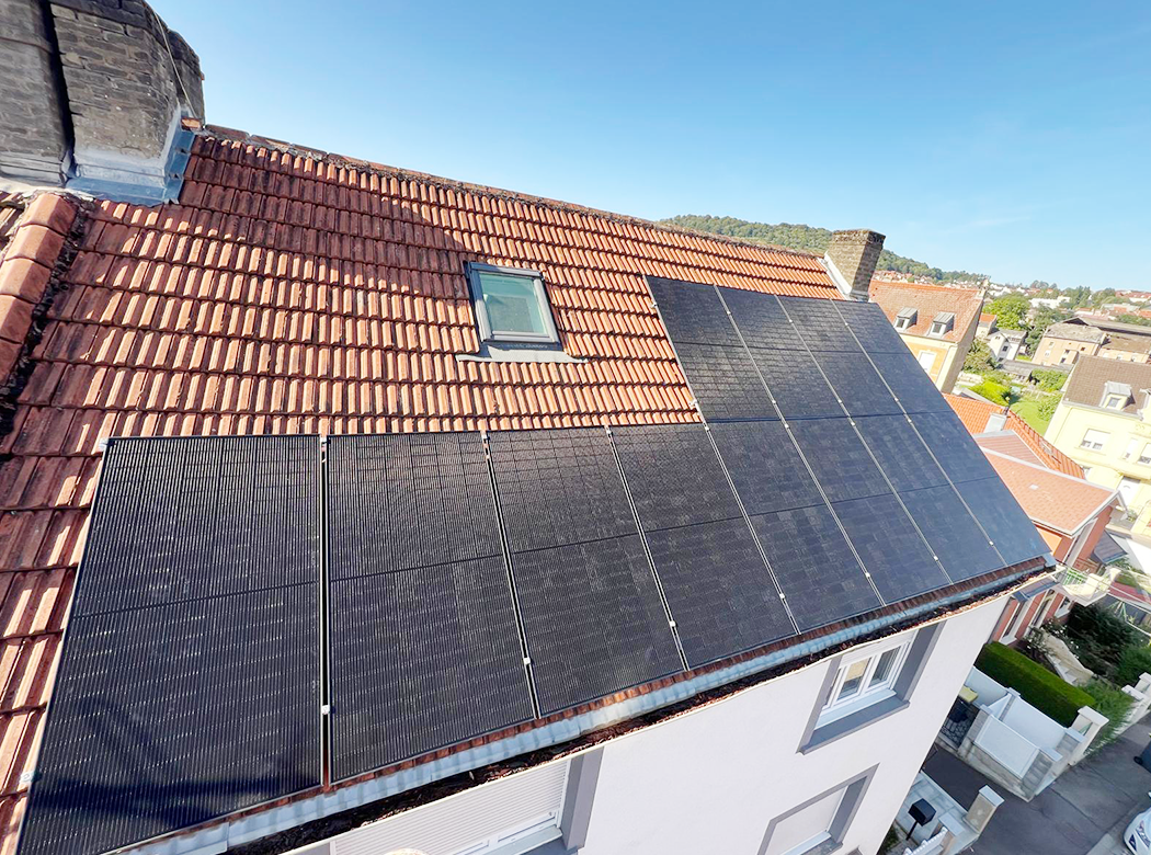 Installation de panneaux solaires par les équipes de GVN