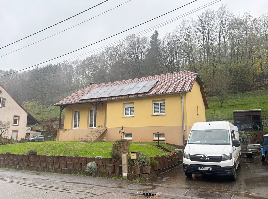 Installation de panneaux solaires par les équipes de GVN