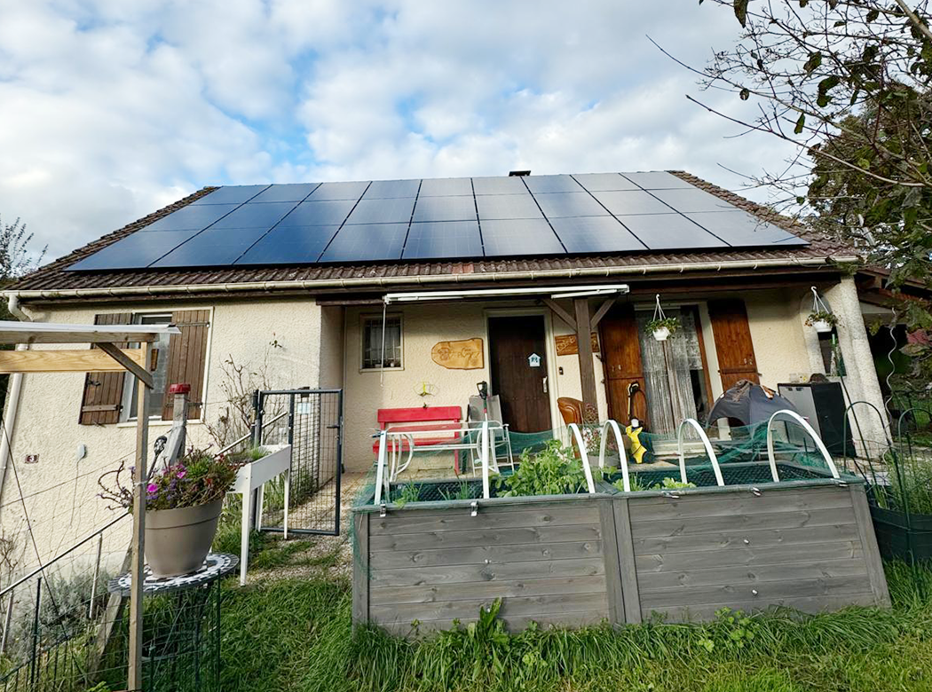 Installation de panneaux solaires par les équipes de GVN