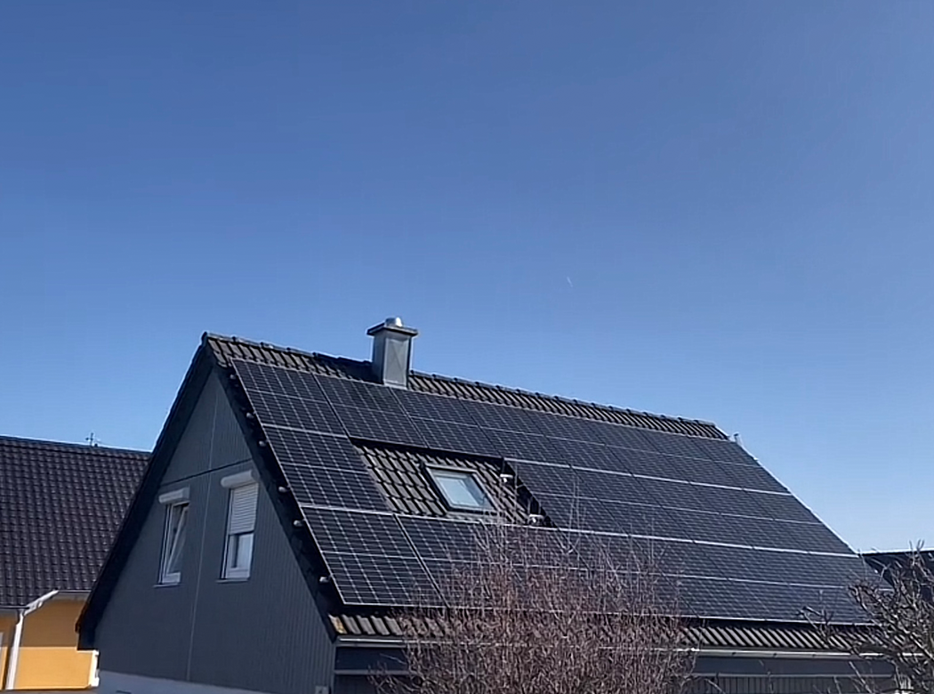 Installation de panneaux solaires par les équipes de GVN
