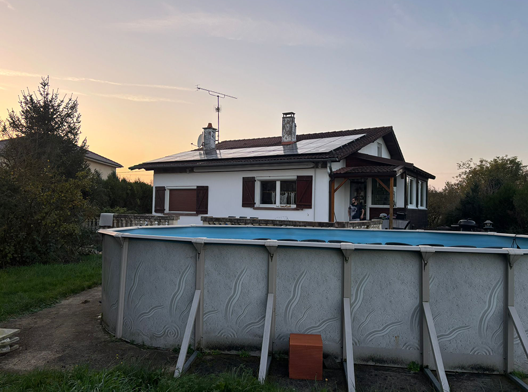 Installation de panneaux solaires par les équipes de GVN