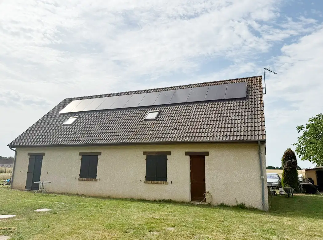 Installation de panneaux photovoltaïques 6kwc par les équipes de GVN HABITAT ENERGIES pour notre client à GROSSOEUVRE région NORMANDIE