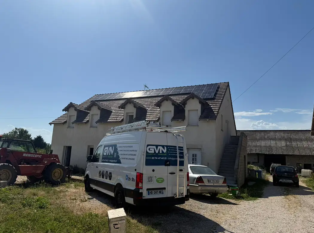 Installation de panneaux photovoltaïques  pour notre client à Aumur en Bourgogne-Franche-Comté par les poseurs de GVN Habitat Energie le 04 Juillet 2025