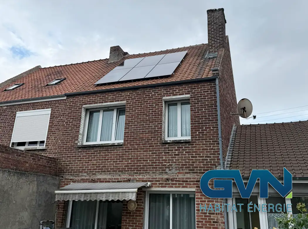 Première installation photovoltaïque de 3kWc dans la commune de Dourge, une jolie petite commune française dans le département Pas-de-Calais, région Les Hauts-de-France. Une magnifique installation signée GVN Habitat Energie le 31 Juillet 2025