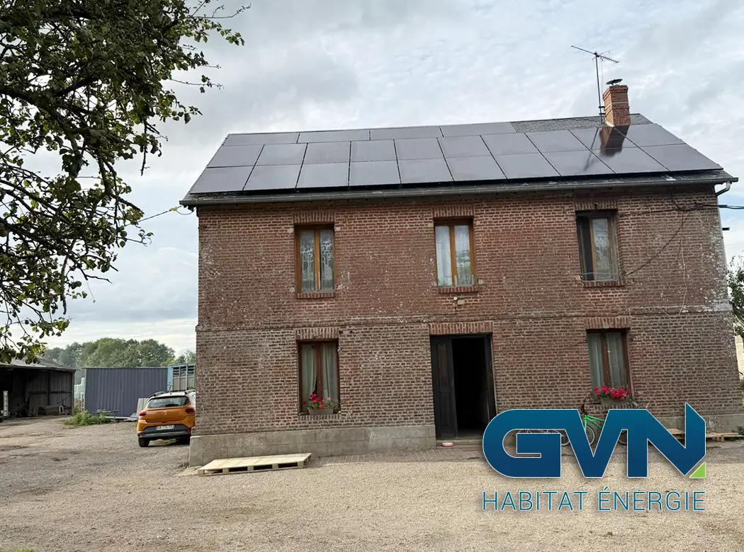 Magnifique installation dans la commune de Clarbec, une petite commune française située dans le département du Calvados, dans la région administrative de la Normandie. Une installation permettant un grand pas vers l'indépendance énergétique et vers la transition énergétique. Un grand merci à notre client pour sa confiance. Bravo à nos poseurs pour cette belle réalisation le 22 Juillet 2025.