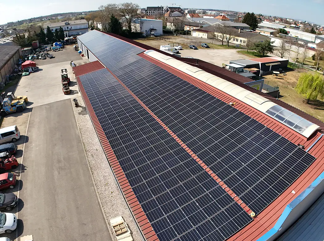 Installation de panneaux photovoltaques solaires par les équipes de GVN