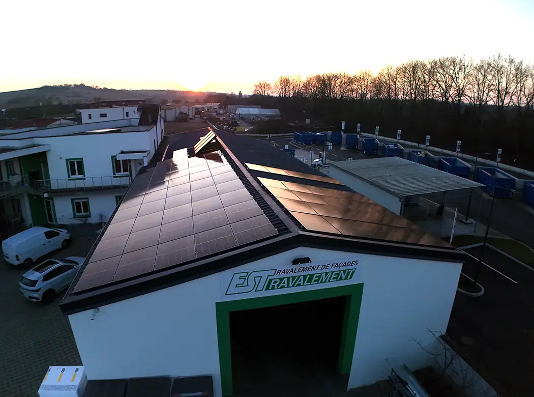 Installation de panneaux photovoltaques solaires par les équipes de GVN