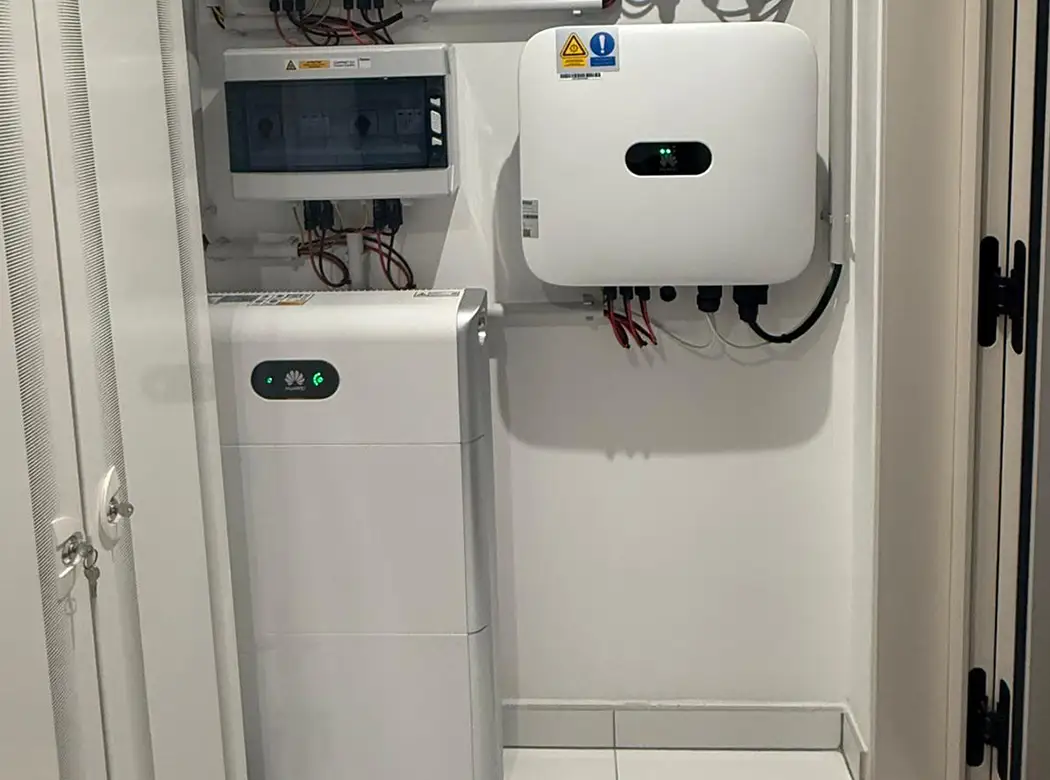 Installation de batteries pour panneaux solaires photovoltaiques par les équipes de GVN