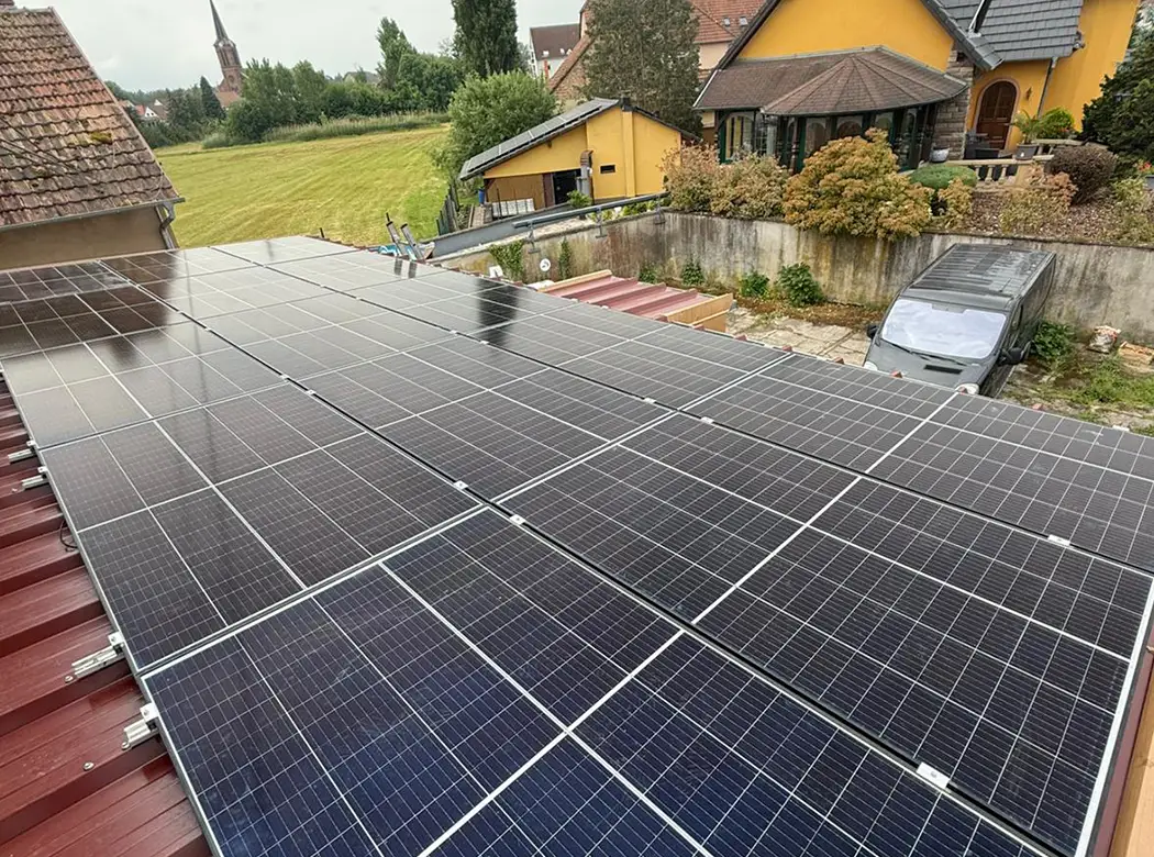 Installation panneaux solaires photovoltaiques par les équipes de GVN Habitat énergie