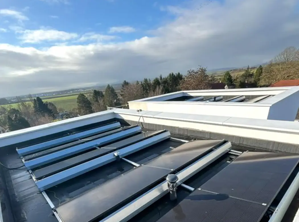 Installation de panneaux solaires photovoltaiques par les équipes de GVN