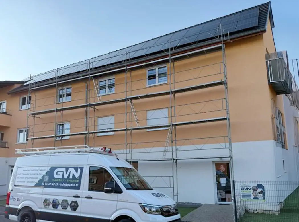 Installation panneaux solaires photovoltaiques par les équipes de GVN